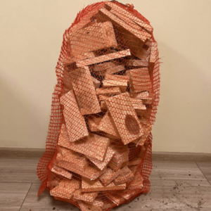 Priedes malkas klucīši maisos, 50 l